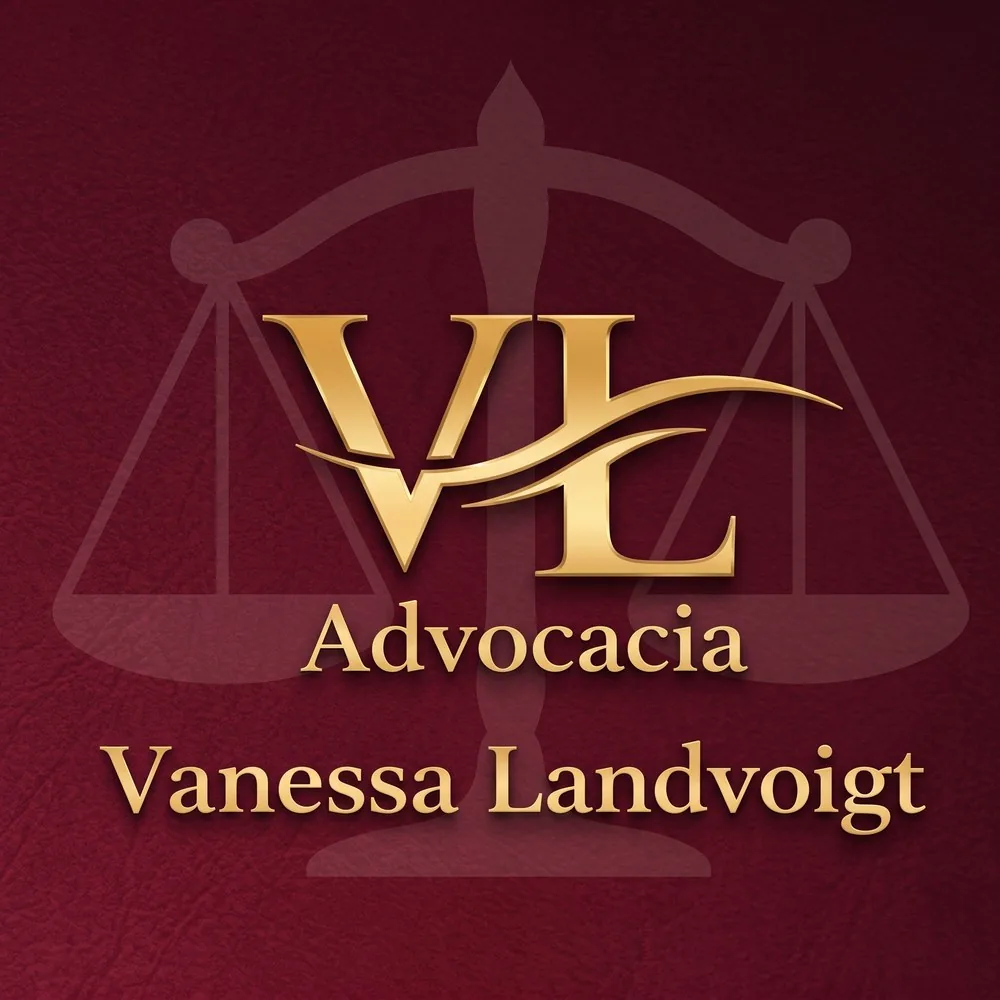 Logo da Advocacia Vanessa Landvoigt: monograma VL dourado sobre fundo vinho, com uma balança ao fundo.